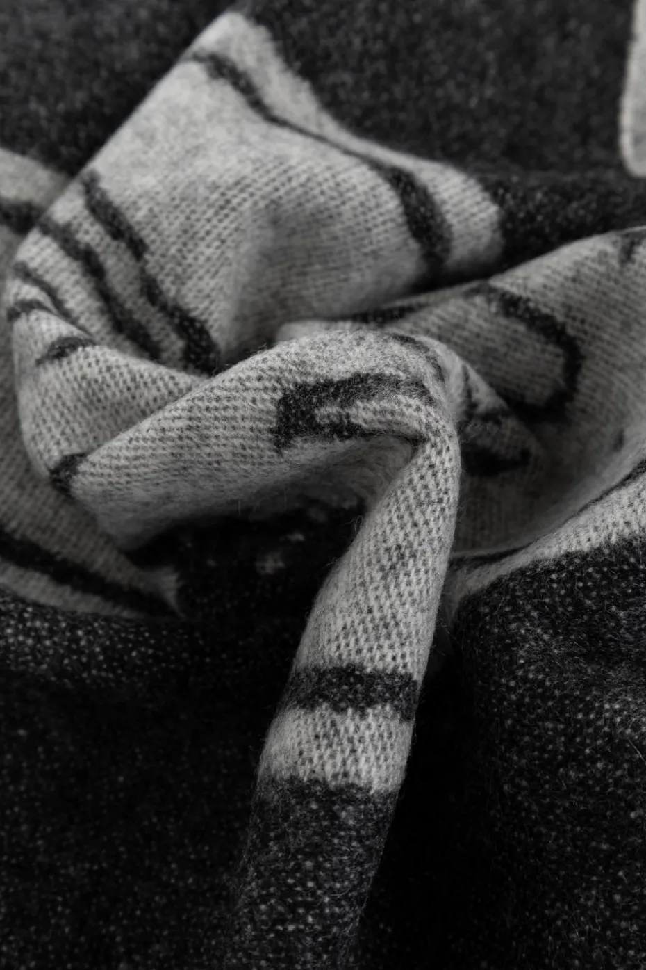 Alexander McQueen BLACK Scarf with fringes