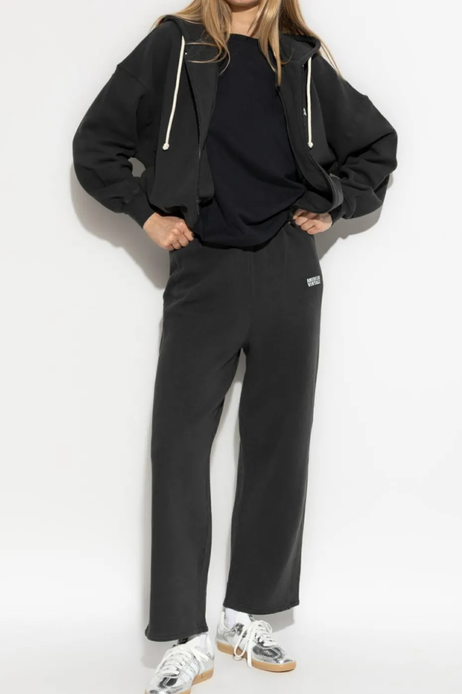 American Vintage BLACK T-shirt with a crew neck
