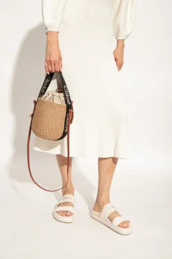 Chloé beige ‘Woody Small’ bucket shoulder bag