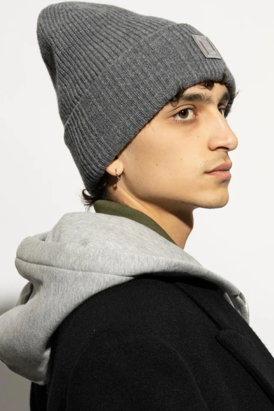 Fendi GREY Wool hat with logo patch