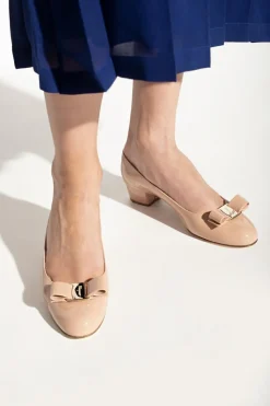 FERRAGAMO beige ‘Vara’ pumps
