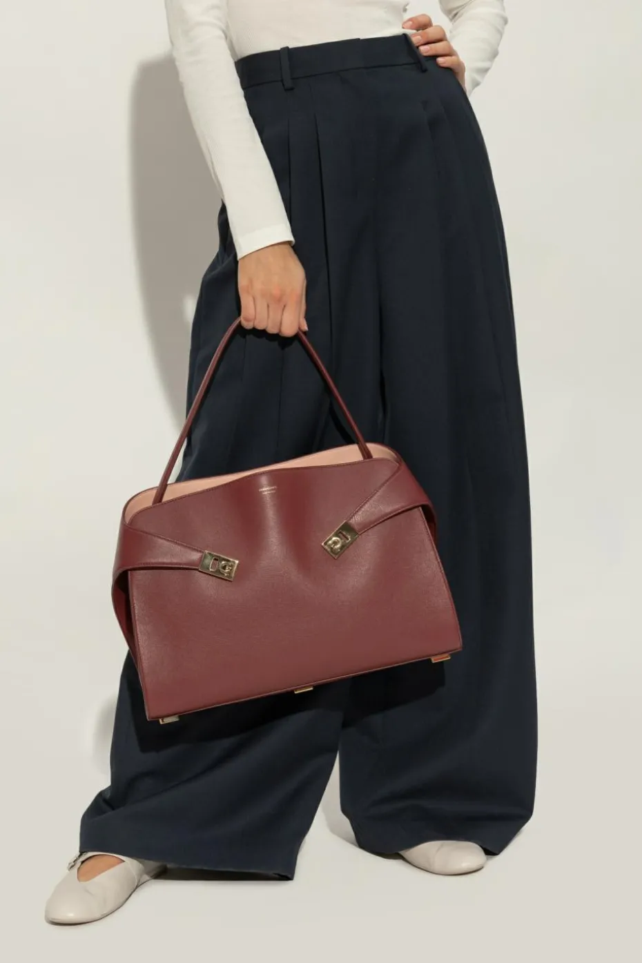 FERRAGAMO BURGUNDY Handbag Hug Medium