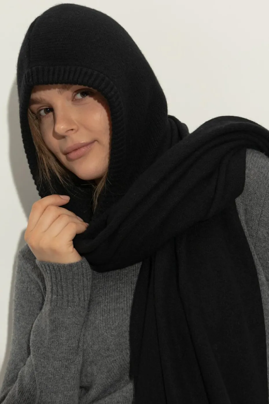 Lisa Yang BLACK Cashmere hood "Astri"