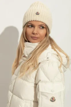 Moncler cream Wool beanie with logo patch