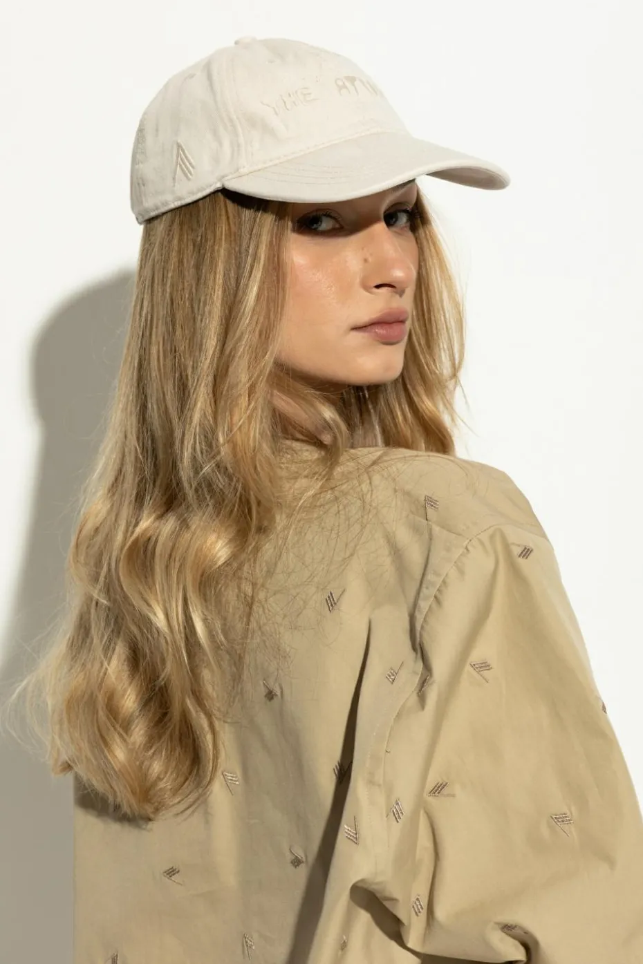The Attico cream Cap with visor collection 'Estate Meravigliosa'