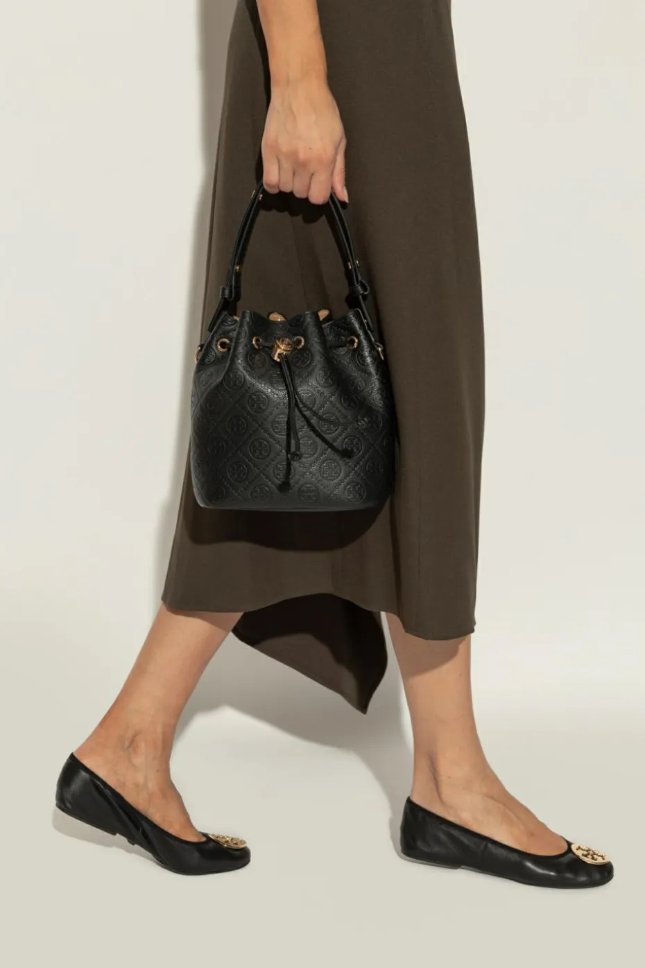 Tory Burch BLACK Handbag "T Monogram Pebble"