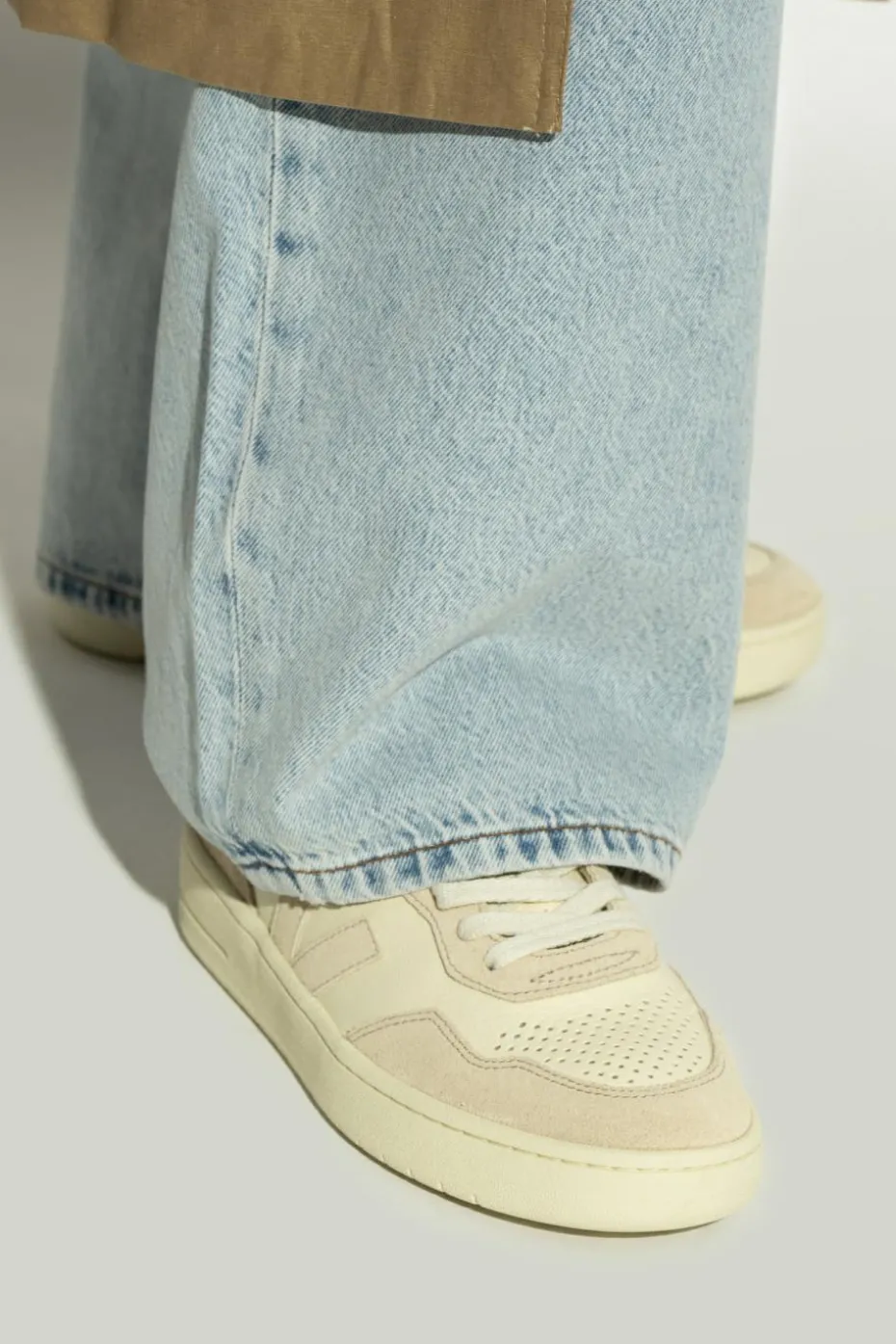 Veja cream Sneakers V-90 O.T. LEATHER