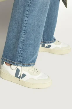 Veja WHITE Sports shoes `V-90 O.T. Leather`